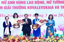 Le Premier ministre Pham Minh Chinh remet le prix Kovalevskaia 2024 à la professeure associée, Dr Nguyen Minh Tan et à la professeure associée, Dr Dang Thi My Dung, au siège du gouvernement, le 8 mars 2025. Photo : TRAN HAI/NDEL