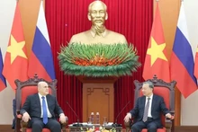 Le secrétaire général du Parti communiste vietnamien, Tô Lâm (droite) et le Premier ministre russe, Mikhail Vladimirovich Mishustin. Photo : VNA.