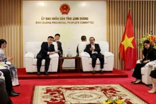 Le vice-président du Comité populaire provincial de Binh Duong, Bui Minh Thanh, reçoit une délégation du Service du Commerce de la province chinoise du Liaoning. Photo: binhduong.gov.vn