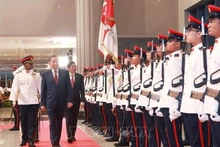 Le secrétaire général du PCV, To Lam, et le Premier ministre de Singapour et secrétaire général du PAP, Lawrence Wong, lors de la cérémonie d'accueil officielle du dirigeant vietnamien à Singapour. Photo : VNA.