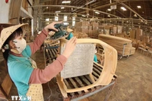 Production des meubles en bois pour les exportations. Photo: VNA