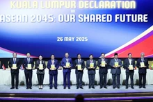 Les dirigeants des pays de l'ASEAN et du Timor-Leste signent a Déclaration de Kuala Lumpur « ASEAN 2045 : Notre avenir commun ». Photo : VNA
