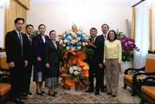 L'ambassadeur du Laos au Vietnam, Khamphao Ernthavanh, venu présenter ses vœux à l’occasion du 95e anniversaire de la fondation du Parti communiste vietnamien et de la fête du Têt 2025. Photo: baoquocte