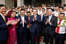 Le président de l’Assemblée nationale, Tran Thanh Man, et les travailleurs exemplaires du secteur pétrolier. Photo: VNA