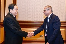 Le président de l’Assemblée nationale du Vietnam, Trân Thanh Mân (gauche), et Ulugbek Inoyatov, président du Parti démocratique populaire d’Ouzbékistan. Photo : VNA.