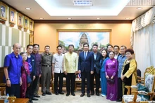 La délégation de l'ambassade du Vietnam en Thaïlande, conduite par l'ambassadeur Pham Viet Hung, s'est rendue dans la province de Sa Kaeo, située à plus de 200 km à l'est de Bangkok. Photo: NDEL