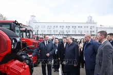 Le secrétaire général To Lam et le Premier ministre biélorusse (droite) visitent l'usine de tracteurs de Minsk. Photo : VNA.