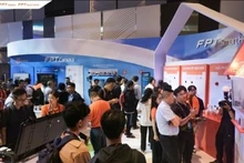 Au kiosque FPT lors d'une exposition technologique à Ho Chi Minh-Ville. Photo : VNA.