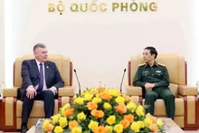 Le général Phan Van Giang, ministre de la Défense (à droite), reçoit le vice-ministre polonais de la Défense nationale, Pawel Bejda, en visite de travail au Vietnam. Photo : VNA.