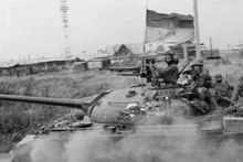 L'Armée de libération a occupé l'école blindée de l'armée fantoche à la base de Nuoc Trong (Bien Hoa). Dès le début du mois d'avril 1975, nos troupes principales de toutes les directions ont avancé vers Saigon, ont attaqué l'ennemi avec une force orageuse et ont détruit toute la ligne de défense extérieure de l'ennemi. Photo : Hua Kiem/VNA.