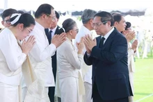 Le Premier ministre Pham Minh Chinh présente ses condoléances à la famille du défunt. Photo : VNA.
