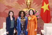 La vice-présidente de l’Assemblée nationale, Nguyên Thi Thanh (1ère du droite), a reçu mardi, 4 mars, à Hanoï Caroline Nyamayemombe,, eprésentante en chef de l’ONU Femmes au Vietnam, et Michaela Bauer, représentante adjointe de l’UNICEF au Vietnam. Photo : VNA.
