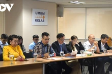 Pham The Cuong, conseiller commercial du Vietnam en Indonésie, prend la parole lors la conférence sur la promotion du commerce. Photo: VOV