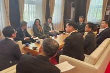 L'ambassadeur du Vietnam au Japon, Pham Quang Hieu, et la consule générale du Vietnam à Fukuoka, Vu Chi Mai, rencontrent le gouverneur de la préfecture de Miyazaki. Photo: baoquocte
