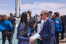 L'ambassadeur du Vietnam aux États-Unis, Nguyen Quoc Dung, remet une lettre du président Luong Cuong à Amanda Nguyen. Phot : /VNA.