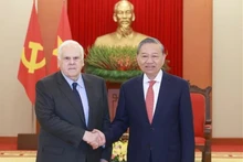 Le secrétaire général du Parti communiste du Vietnam Tô Lâm (droite) et Frederick W. Smith, fondateur et président-directeur général du groupe FedEx. Photo : VNA