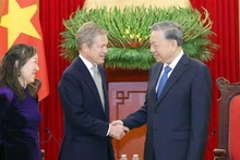 Le secrétaire général du Parti communiste du Vietnam To Lam (droite) et le fondateur et président de Berggruen Holdings et de l'Institut Berggruen, Nicholas Berggruen, et la directrice de l'Institut Weatherhead d'Asie de l'Est de l'Université Columbia aux États-Unis, Nguyen Thi Lien Hang. Photo : VNA.