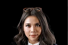 La réalisatrice Hân Lê raconte l’histoire culturelle de l’ao dài dans le film « The Long Dress ». Photo: NDEL