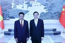 Le procureur général Nguyên Huy Tiên (à gauche) et son homologue chinois Ying Yong. Photo : VNA.