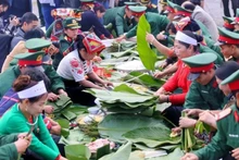 Pour ajouter à l'atmosphère festive, un événement de confection de banh chung (gâteau de riz gluant carré) aura lieu dans la cour du village ethnique Ba Na. Photo ; Vietnamplus.
