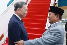 Le président Prabowo Subianto fait ses adieux au secrétaire général du Parti communiste du Vietnam, Tô Lâm. Photo : VNA.