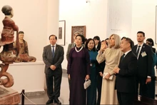 Ngô Phuong Ly et Brigitte Macron au Musée des Beaux-Arts du Vietnam, à Hanoï. Photo: VNA