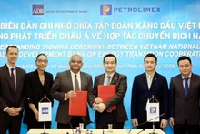 Lors de la cérémonie de la signature d’un protocole d'accord (MOU) sur la coopération en matière de transition énergétique entre Petrolimex et la BAD. Photo : qdnd.vn
