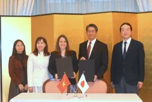 Lors de la cérémonie de signature des contrats d’aide non remboursable au niveau local, finançant plus de 630 000 dollars pour deux projets : le déminage dans la province de Quang Binh et la construction de salles de cours dans la province de Nghe An.