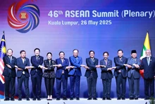 Les dirigeants des pays membres de l’ASEAN et du Timor-Leste lors de la séance plénière du 46e Sommet de l’ASEAN à Kuala Lumpur, en Malaisie, le 26 mai. Photo : VNA.