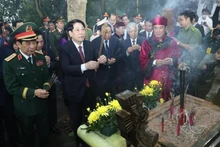 Le président vietnamien Luong Cuong offre de l’encens au mausolée des rois Hùng. Photo : VNA.