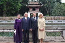 Le secrétaire général du Parti, To Lam, et son épouse Ngo Phuong Ly, le président français, Emmanuel Macron, et son épouse Brigitte Macron, au Temple de la Littérature – Quoc Tu Giam. Photo : VNA.