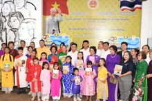Lors de la cérémonie d'inauguration d'une bibliothèque de livres en vietnamien au service de la communauté. Photo: NDEL