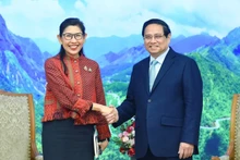 Le Premier ministre Pham Minh Chinh et l'ambassadrice de Thaïlande Urawadee Sriphiromya. Photo : VNA.