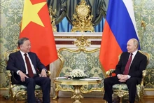 Le secrétaire général du Parti To Lam (gauche) s'entretient avec le président russe Poutine. Photo : VNA.