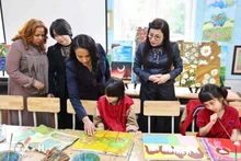 Les épouses des Premiers ministres vietnamien et éthiopien visitent le lycée Nguyên Dinh Chiêu. Photo : VNA.