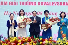 Le Premier ministre Pham Minh Chinhé remet le Prix Kovalevskaia à deux lauréates de l'édition 2024. Photo : VNA.