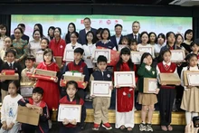 La cérémonie de remise des prix a également honoré 74 auteurs individuels et 5 collectifs exceptionnels, avec des œuvres qui expriment clairement l'intérêt de la jeune génération pour les questions environnementales. Photo: baoquocte