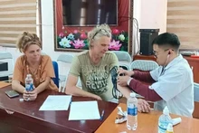 Examen de la santé pour M. Christiaan. Photo : journal Lao Cai.