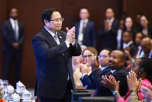 Le Premier ministre Pham Minh Chinh et des délégués à la cérémonie de clôture. Photo: VNA