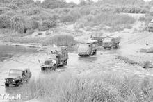 Les soldats transportent des marchandises vers le champ de bataille. Photo : VNA.