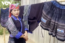 Une jeune fille Hmong en robe de brocart. Photo : VOV
