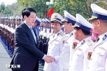 Le président de la République, Luong Cuong, présente ses vœux de Nouvel An aux unités des forces armées de la ville de Phu Quoc. Photo : VNA.