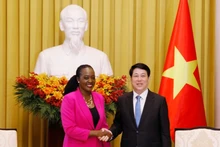 Le président Luong Cuong et la Secrétaire du Cabinet chargée de la Défense du Kenya, Soipan Tuya. Photo : VNA.