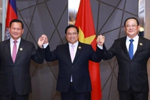 Le Premier ministre Pham Minh Chinh (centre) et ses homologues du Laos et du Cambodge. Photo : VNA.