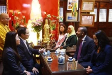 Le Premier ministre Pham Minh Chính a présenté à son homologue éthiopien la pagode Trấn Quốc, âgée de près de 1.500 ans. Photo : VNA.