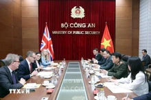 Rencontre entre le ministre de la Sécurité publique, Luong Tam Quang (droite), et le secrétaire d'État du ministère britannique de l’Intérieur, Simon Ridley. Photo : VNA.