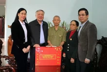 Le vice-Premier ministre permanent Nguyên Hoa Binh (2e de gauche) offre un cadeau à un ancien combattant à Quang Ngai. Photo : VNA.