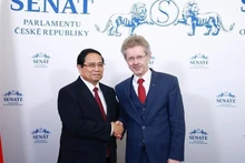 Le Premier ministre Pham Minh Chinh (gauche) et le président du Sénat tchèque Milos Vystrcil. Photo : VNA.