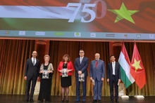 L'ambassadeur Bui Le Thai a offert le magazine spécial, publié par l'ambassade du Vietnam en Hongrie en collaboration avec Eurasia Magazine, aux invités d'honneur à l'occasion du 75e anniversaire de l'établissement des relations diplomatiques entre les deux pays. Photo : VNA.
