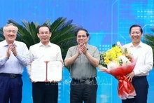 Le Premier ministre Pham Minh Chinh (deuxième à partir de la droite) remet la décision approuvant le plan directeur de de Hô Chi Minh-Ville. Photo : VNA.